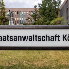 Ein Schild mit der Aufschrift: „Staatsanwaltschaft Köln“ steht vor dem Gebäude der Staatsanwaltschaft Köln.