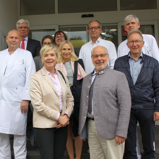 Auf dem Foto ist der Bundestagsabgeordnete Georg Kippels mit Ärzten des Krankenhauses Bedburg zu sehen.
