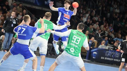 Giorgi Tskhovrebadze setzt mit dem Ball in der Hand zum Sprungwurf an.&nbsp;