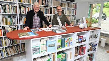 Vorsitzender Lothar Eschbach (l., mit Michael Müller) in den neuen Räumen des „Geschichte-Lokals“.