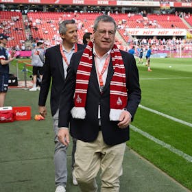 Werner Wolf, Präsident des 1. FC Köln, zeigt sich am Spielfeldrand vor dem Heimspiel gegen den VfL Bochum.