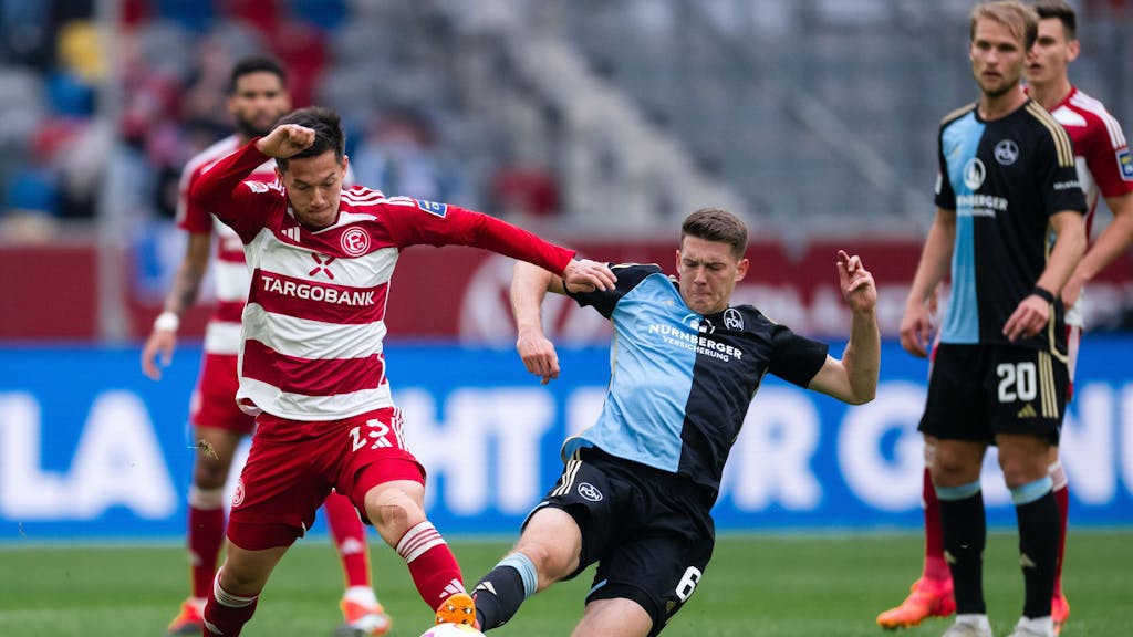 Fortuna Düsseldorfs Shinta Appelkamp und Nürnbergs Florian Flick kämpfen um den Ball.