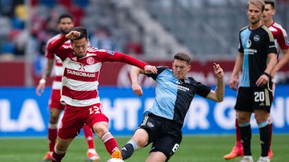Fortuna Düsseldorfs Shinta Appelkamp und Nürnbergs Florian Flick kämpfen um den Ball.