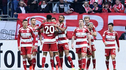 Die Spieler von Fortuna Düsseldorf jubeln im Spiel gegen den 1. FC Nürnberg.