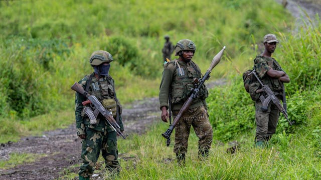 M23-Rebellen stehen mit ihren Waffen im Osten der Demokratischen Republik Kongo.&nbsp;