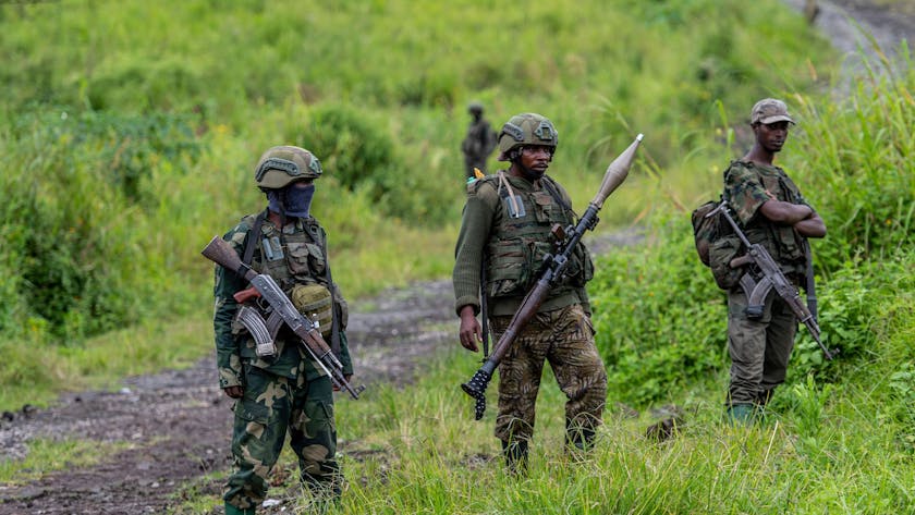 M23-Rebellen stehen mit ihren Waffen im Osten der Demokratischen Republik Kongo.&nbsp;