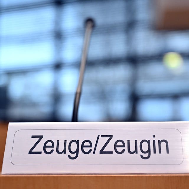 Ein Schild mit der Aufschrift „Zeuge/Zeugin“ steht auf einem Tisch im Landtag.