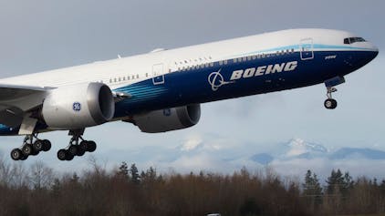 Ein Flugzeug vom Typ Boeing 777X beim Start. (Symbolbild)