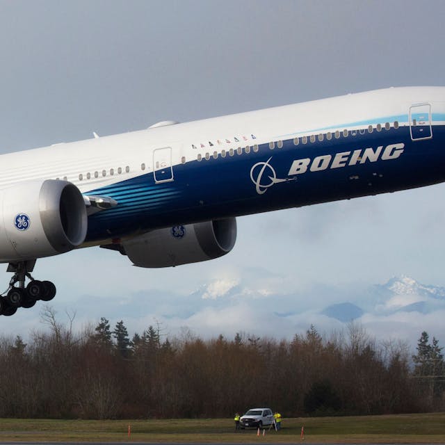 Ein Flugzeug vom Typ Boeing 777X beim Start. (Symbolbild)