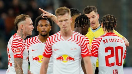Spieler von RB Leipzig beschweren sich beim Schiedsrichter.