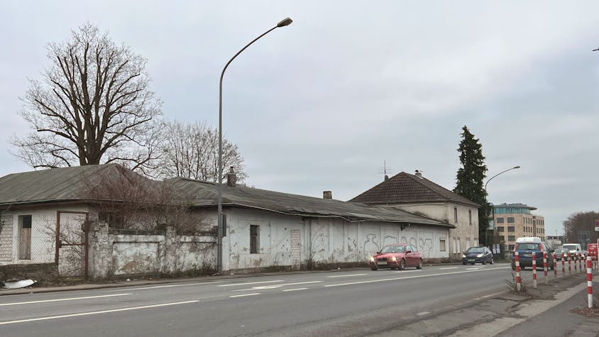 Das Foto zeigt das sogenannte Pförtnerhaus entlang der Frankfurter Straße in Porz. Anfang 2023 wurde es abgerissen.