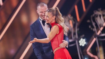Lulu Lewe mit Ehemann Basti Scheibe, der sie bei „Let’s Dance“ am 3. Mai 2024 überraschte.