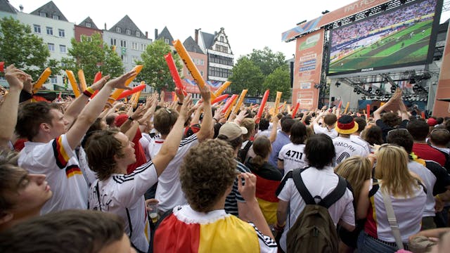 Das Foto zeigt Fußballfans, die auf dem Heumarkt auf einer großen Leinwand ein Fußballspiel bei der WM 2006 schauen.&nbsp;