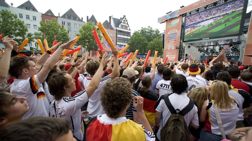 Das Foto zeigt Fußballfans, die auf dem Heumarkt auf einer großen Leinwand ein Fußballspiel bei der WM 2006 schauen.&nbsp;