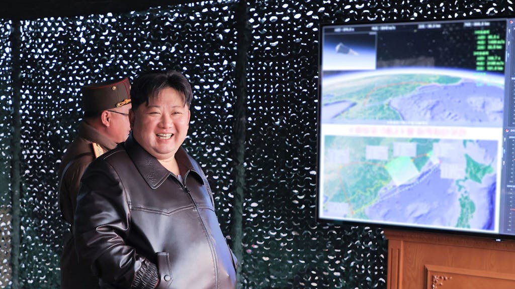 Auf diesem undatierten Bild, das am 3. April 2024 von der nordkoreanischen Regierung zur Verfügung gestellt wurde, beobachtet Machthaber Kim Jong Un den Testabschuss einer weitreichenden Hyperschall-Rakete.