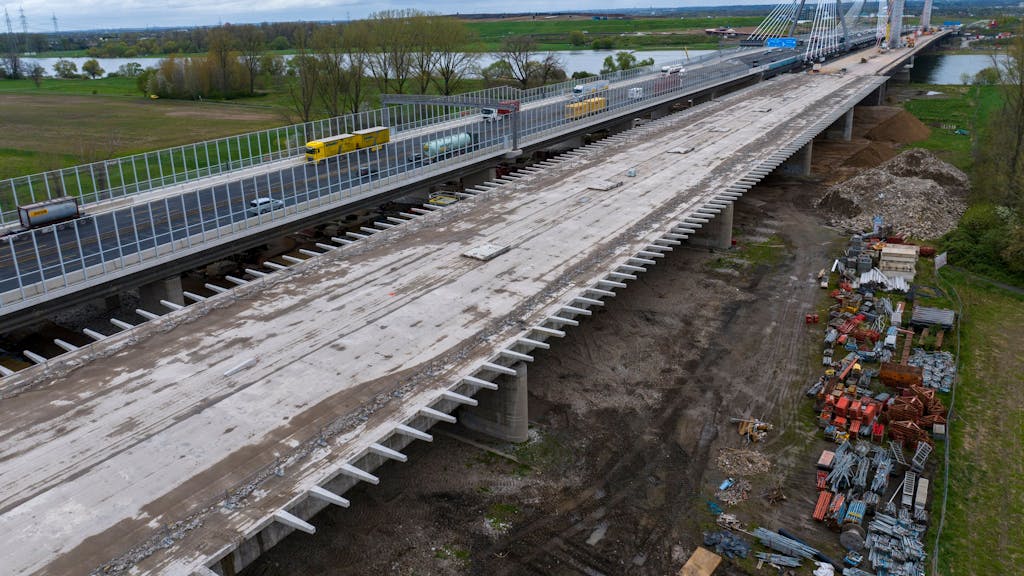 Die neue Leverkusener Brücke ist bereits für den Verkehr freigegeben, die alte A1-Brücke wird derzeit abgerissen.
