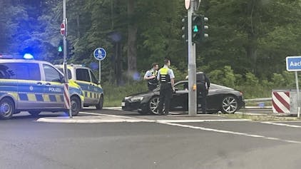 Die Polizei stoppt einen Sportwagen.