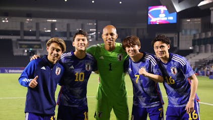 Fortuna Düsseldorfs Takashi Uchino und seine Teamkollegen der japanischen U23-Nationalmannschaft posieren nach dem Halbfinale beim Asien-Cup für ein gemeinsames Foto.