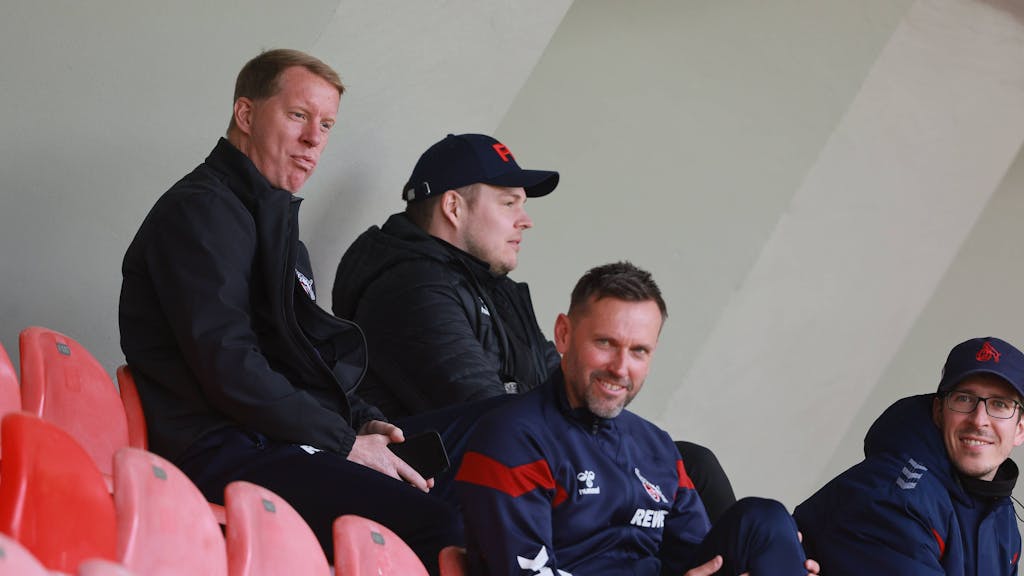 FC-Cheftrainer Timo Schultz auf der Tribüne des Franz-Kremer-Stadions mit seinem Assistenten Andre Pawlak und NZL-Leiter Lukas Berg.