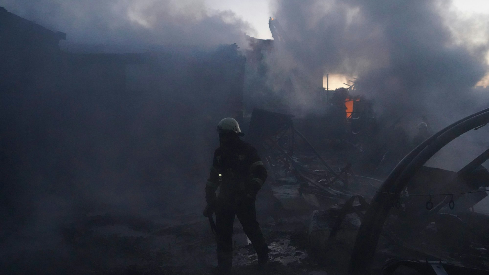 dpatopbilder - 04.05.2024, Ukraine, Charkiw: Feuerwehrleute versuchen, das Feuer nach einem Treffer durch russischen Granatenbeschuss in Charkiw, Ukraine, zu löschen. Foto: Andrii Marienko/AP/dpa +++ dpa-Bildfunk +++