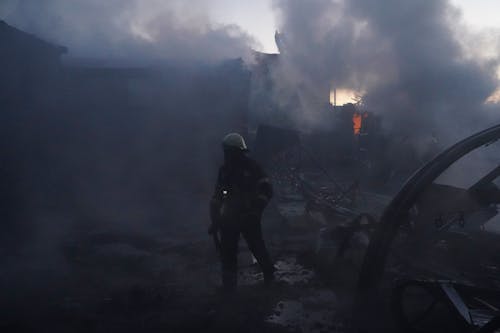 04.05.2024, Ukraine, Charkiw: Feuerwehrleute versuchen, das Feuer nach einem Treffer durch russischen Granatenbeschuss in Charkiw, Ukraine, zu löschen.