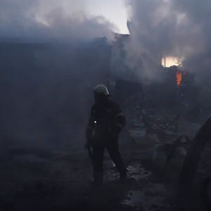 dpatopbilder - 04.05.2024, Ukraine, Charkiw: Feuerwehrleute versuchen, das Feuer nach einem Treffer durch russischen Granatenbeschuss in Charkiw, Ukraine, zu löschen. Foto: Andrii Marienko/AP/dpa +++ dpa-Bildfunk +++