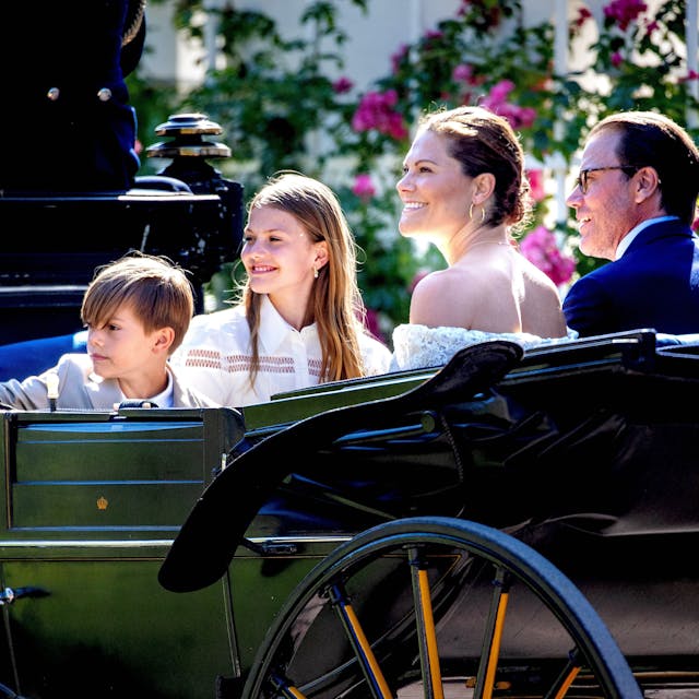 Prinz Oscar, Prinzessin Estelle, Kronprinzessin Victoria an ihrem 46. Geburtstag und Prinz Daniel im Juli 2023 in einer Kutsche.