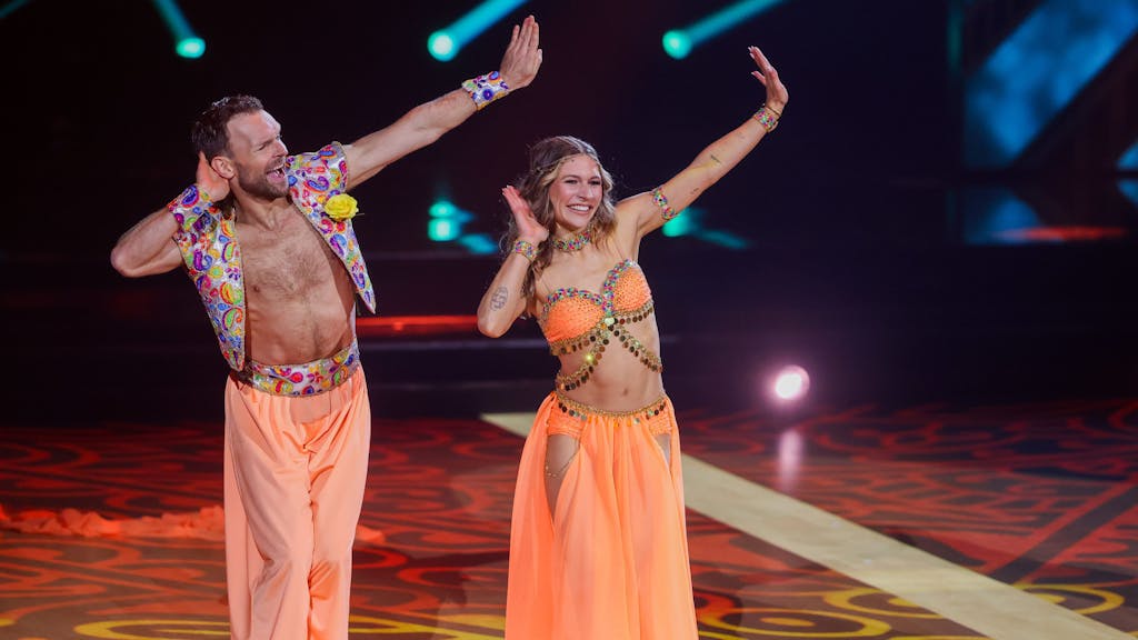 Jana Wosnitza, Sportjournalistin, und Vadim Garbuzov, Profitänzer, tanzen in der RTL-Tanzshow „Let’s Dance“ einen Bollywood-Tanz. (Mai 2024, Köln)