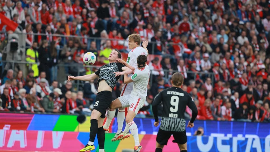 Timo Hübers und Eric Martel im Spiel gegen den SC Freiburg (4. Mai 2024) im Kopfball-Duell mit Michael Gregoritsch.