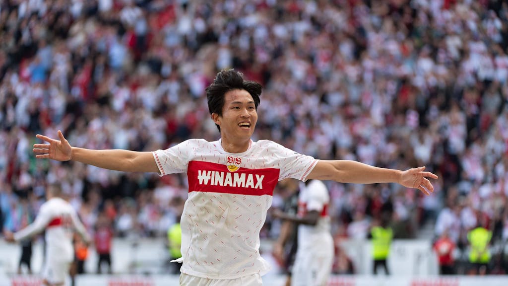 Woo-yeong Jeong jubelt über sein Tor zum 2:1 gegen den FC Bayern München.