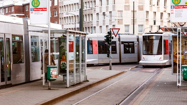 In Düsseldorf kam es am Freitagabend (3. Mai 2024) zu einem schweren Unfall. Das Symbolbild zeigt Straßenbahnhaltestellen am Worringer Platz.