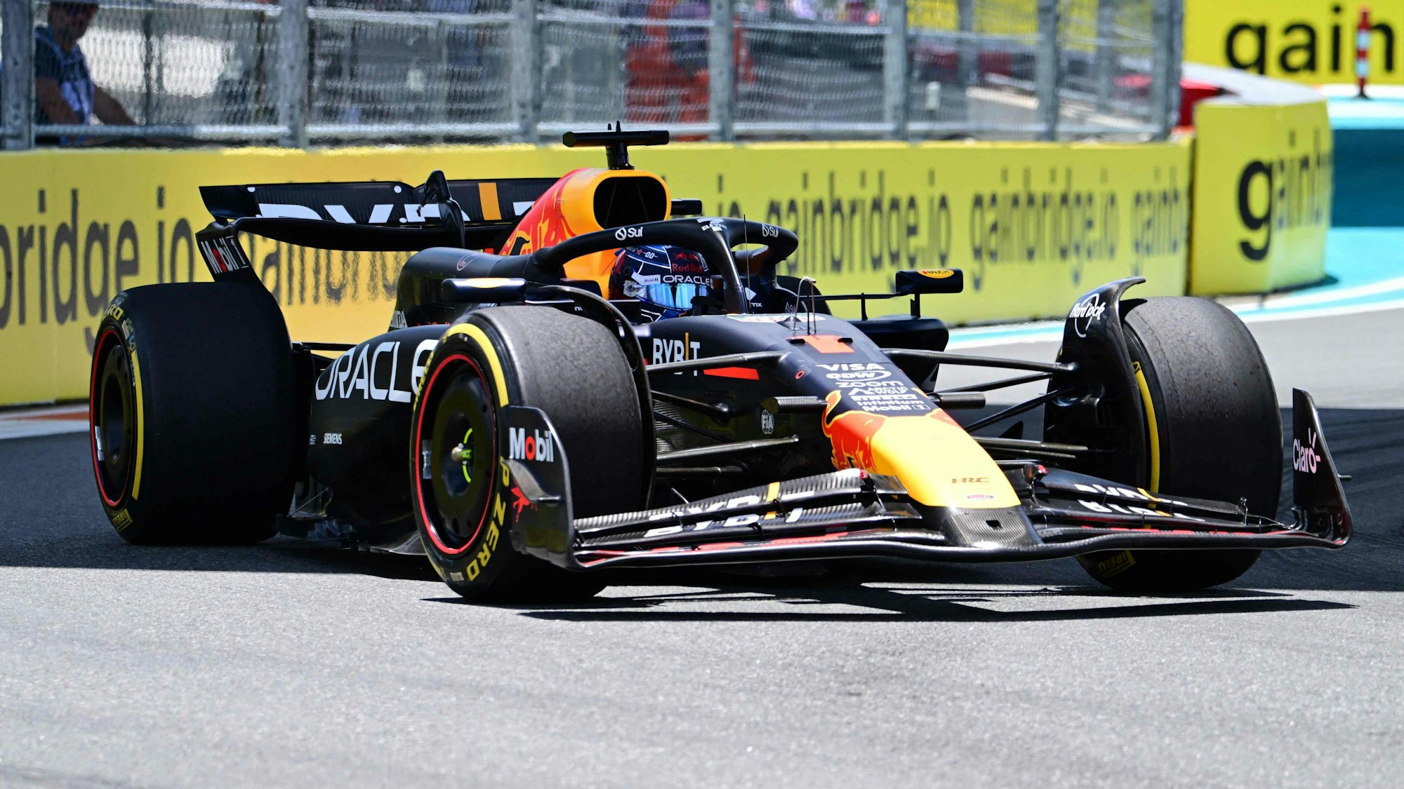 Max Verstappen fährt im Red Bull über die Rennstrecke der Formel 1 in Miami.