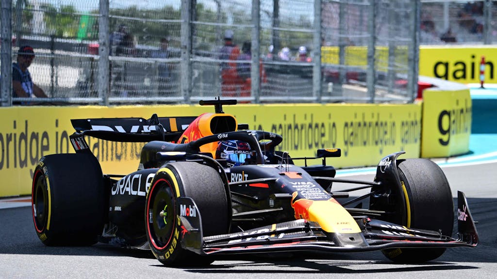 Max Verstappen fährt im Red Bull über die Rennstrecke der Formel 1 in Miami.