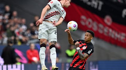 Bayer Leverkusens Adam Hlozek (l) und Frankfurts Tuta.