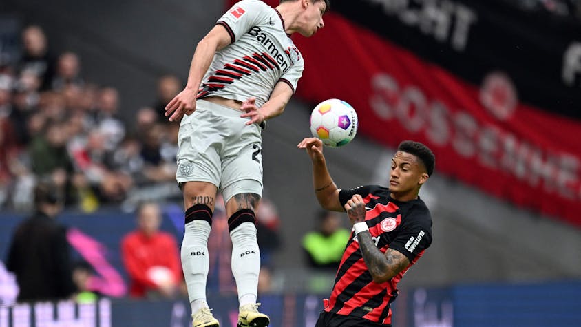 Bayer Leverkusens Adam Hlozek (l) und Frankfurts Tuta.