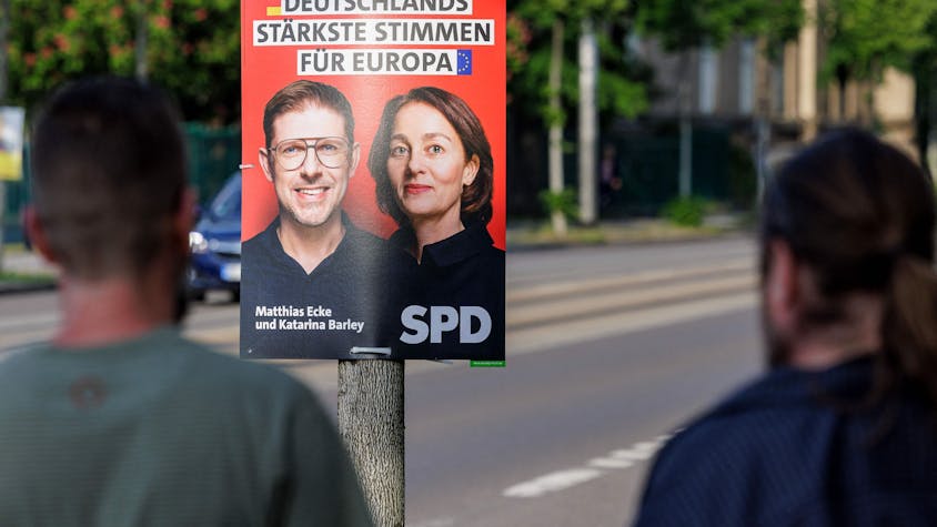 Ein Wahlplakat von Matthias Ecke (L.) and Katarina Barley in Dresden.
