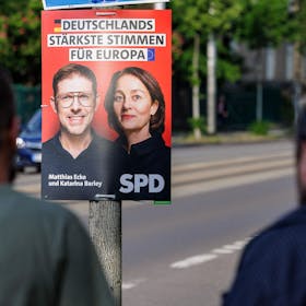Ein Wahlplakat von Matthias Ecke (L.) and Katarina Barley in Dresden.