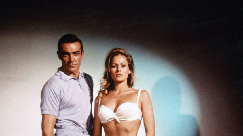 Ursula Andress spielte in „James Bond – 007 jagt Dr. No“ (hier mit Sean Connery im jahr 1962)