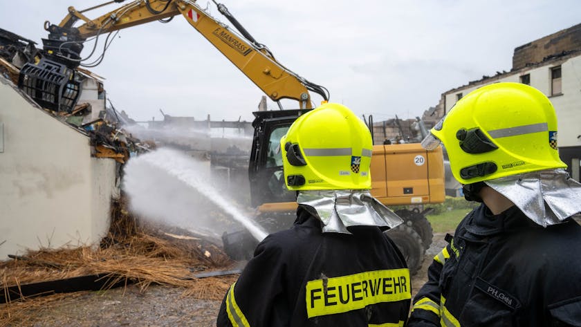 Mecklenburg-Vorpommern, Sellin: Die Feuerwehr arbeitet am Brandort