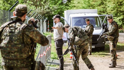 Reservisten führen bei einer Übung des Heimatschutzregiments 2 aus Münster in der Wahner Heide eine Personenkontrolle durch.