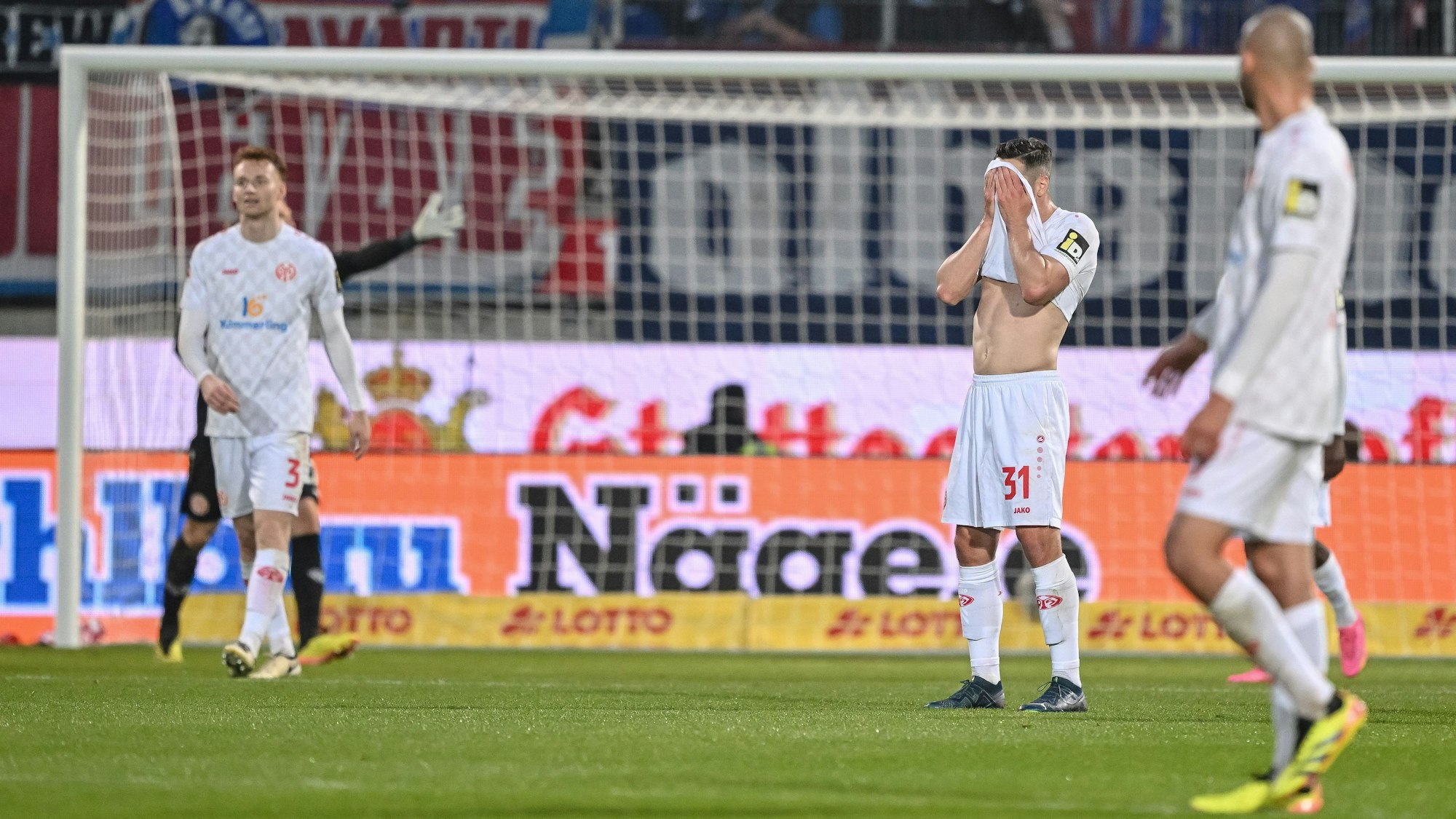 Die Mainzer Sepp van den Berg (l.), Dominik Kohr (M.) und Ludovic Ajorque reagieren im Spiel.