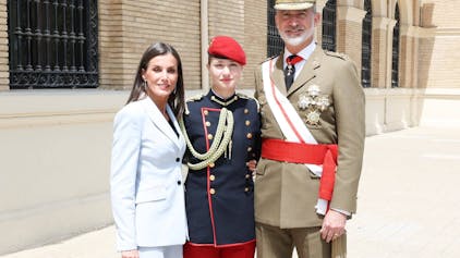 Königin Letizia, Prinzessin Leonor und König Felipe beim 40-jährigen Jubiläum des Fahneneides „Jura de Bandera“ des 44. Jahrgangs der Militärakademie von Saragossa.
