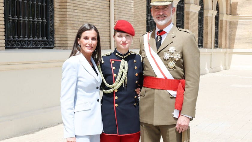 Königin Letizia, Prinzessin Leonor und König Felipe beim 40-jährigen Jubiläum des Fahneneides „Jura de Bandera“ des 44. Jahrgangs der Militärakademie von Saragossa.