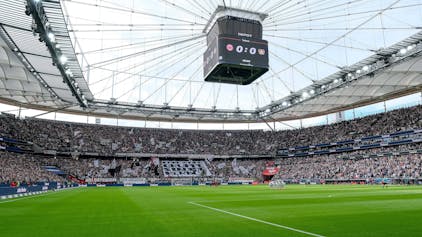 Die Tribünen im Stadion von Eintracht Frankfurt beim Spiel gegen Leverkusen sind prall gefüllt.&nbsp;