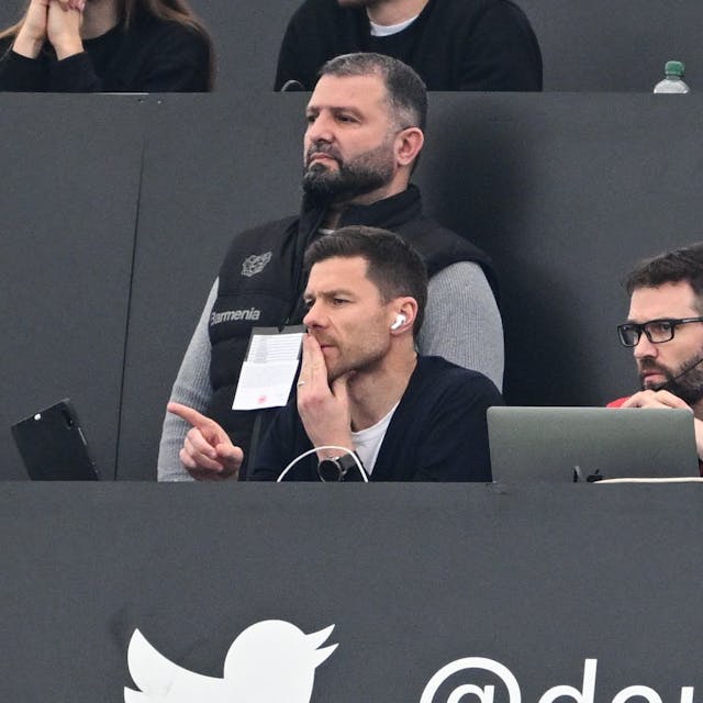 Leverkusens Cheftrainer Xabi Alonso musste gelbgesperrt auf der Frankfurter Presstribüne Platz nehmen.