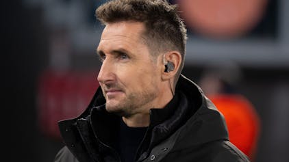 Der TV-Experte Miroslav Klose steht vor dem Spiel im Stadion.&nbsp;