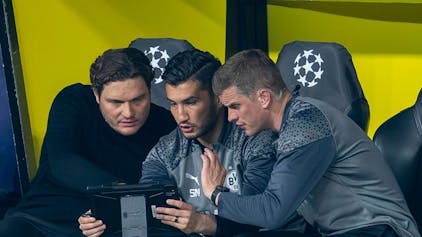 BVB-Chefcoach Edin Terzic sitzt neben seinen Assistenten Nuri Sahin und Sven Bender auf der BVB-Bank.