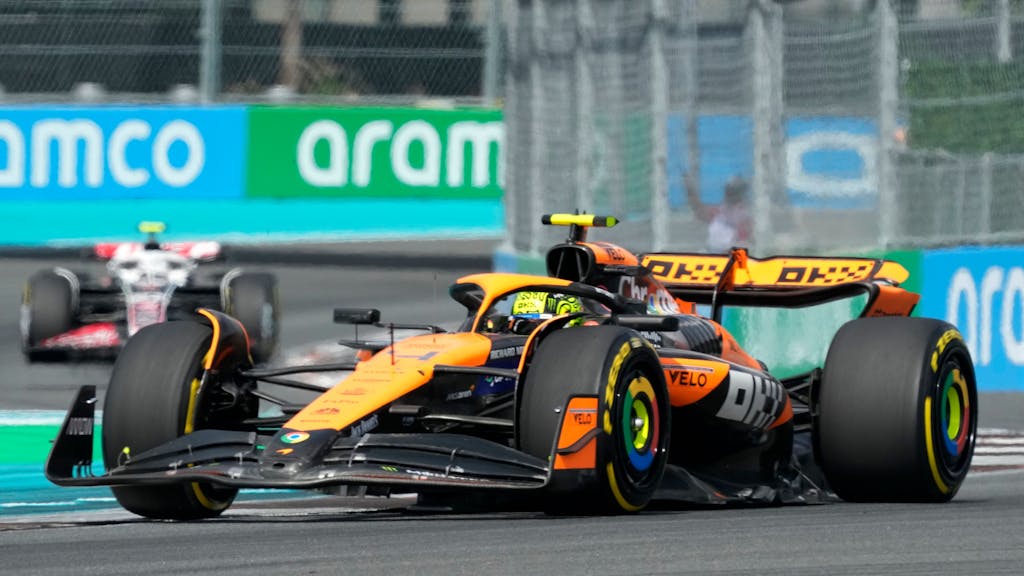 Der britische McLaren-Pilot Lando Norris steuert seinen Wagen während des Formel-1-Grand-Prix von Miami.