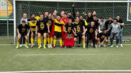 Die Mannschaft von Eintracht Hohkeppel hat sich im Tor aufgestellt und bejubelt den Meistertitel.&nbsp; &nbsp;&nbsp;