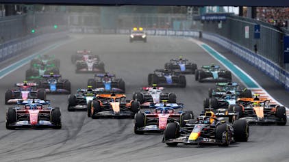 Die Fahrer lenken ihre Autos während des Formel-Eins-Grand-Prix von Miami.